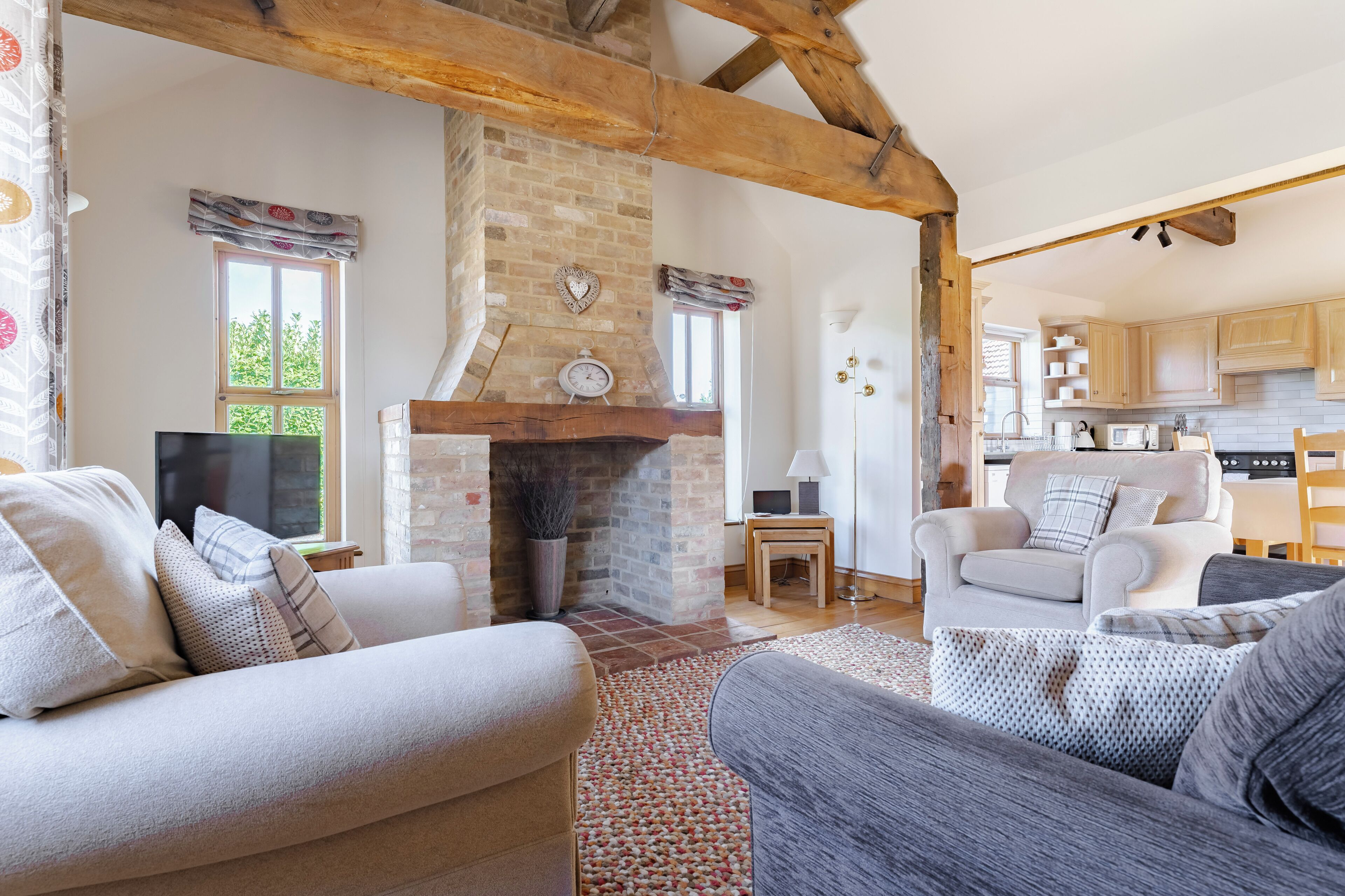 Smart TV, fireplace, books, stereo