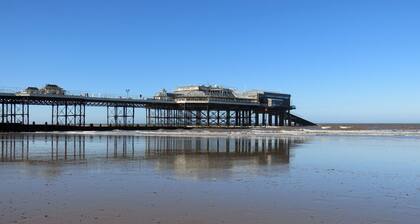 Lovely barn nr.Cromer-indoor pool & play area. Sleeps 4.Contact host-late deals!