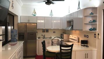 Réfrigérateur, micro-ondes, four, lave-vaisselle