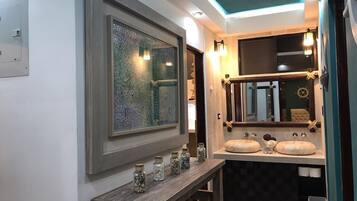 SĂšche-cheveux, serviettes fournies