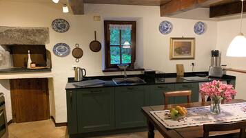 Refrigerador, horno, parrilla de estufa y tetera eléctrica