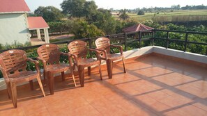 Property grounds - Spacious, close to nature, peace and tranquility yet close to the city of Bhopal (Bhopal)