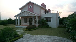 Exterior - Spacious, close to nature, peace and tranquility yet close to the city of Bhopal (Bhopal)