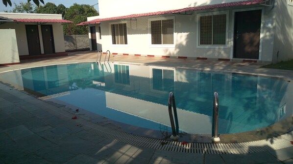 Pool - Spacious, close to nature, peace and tranquility yet close to the city of Bhopal (Bhopal)