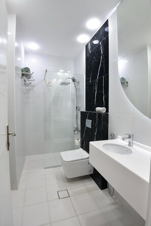 Regadera, tina de hidromasaje, secadora de cabello, toallas 