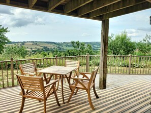 Outdoor dining - A charming ground-floor cottage with scenic valley views  (Lampeter)