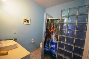 Douche, serviettes fournies