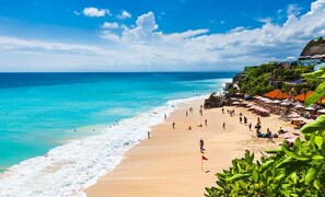 Beach - Seminyak Mixed Modern and Traditional Villa with Turquoise Pool (Badung)