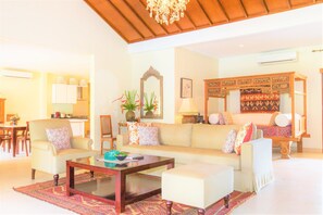 TV, DVD player, music library, video library - Seminyak Mixed Modern and Traditional Villa with Turquoise Pool (Badung)