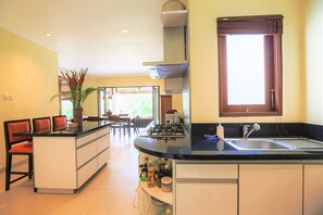Fridge, microwave, oven, stovetop - Seminyak Mixed Modern and Traditional Villa with Turquoise Pool (Badung)