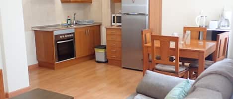 Wasserkocher mit Kaffee-/Teezubehör, Kühlschrank, Mikrowelle, Ofen