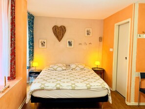 1 bedroom, iron/ironing board, travel cot, free WiFi - Cosy groundfloor appartment in the heart of Strasbourg, with 2 bikes.  (Strasbourg)