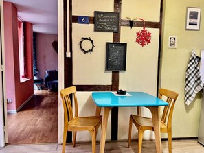 Dining - Cosy groundfloor appartment in the heart of Strasbourg, with 2 bikes.  (Strasbourg)