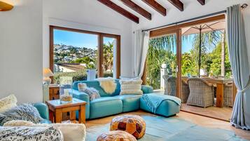 Una Smart TV, una chimenea, libros, un reproductor estéreo