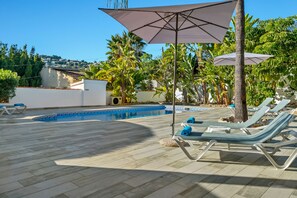 Piscina a l'aire lliure i piscina climatitzada 