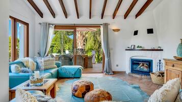 Una Smart TV, una chimenea, libros, un reproductor estéreo