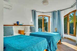 3 dormitoris, planxa i posts de planxar i un bressol de viatge 