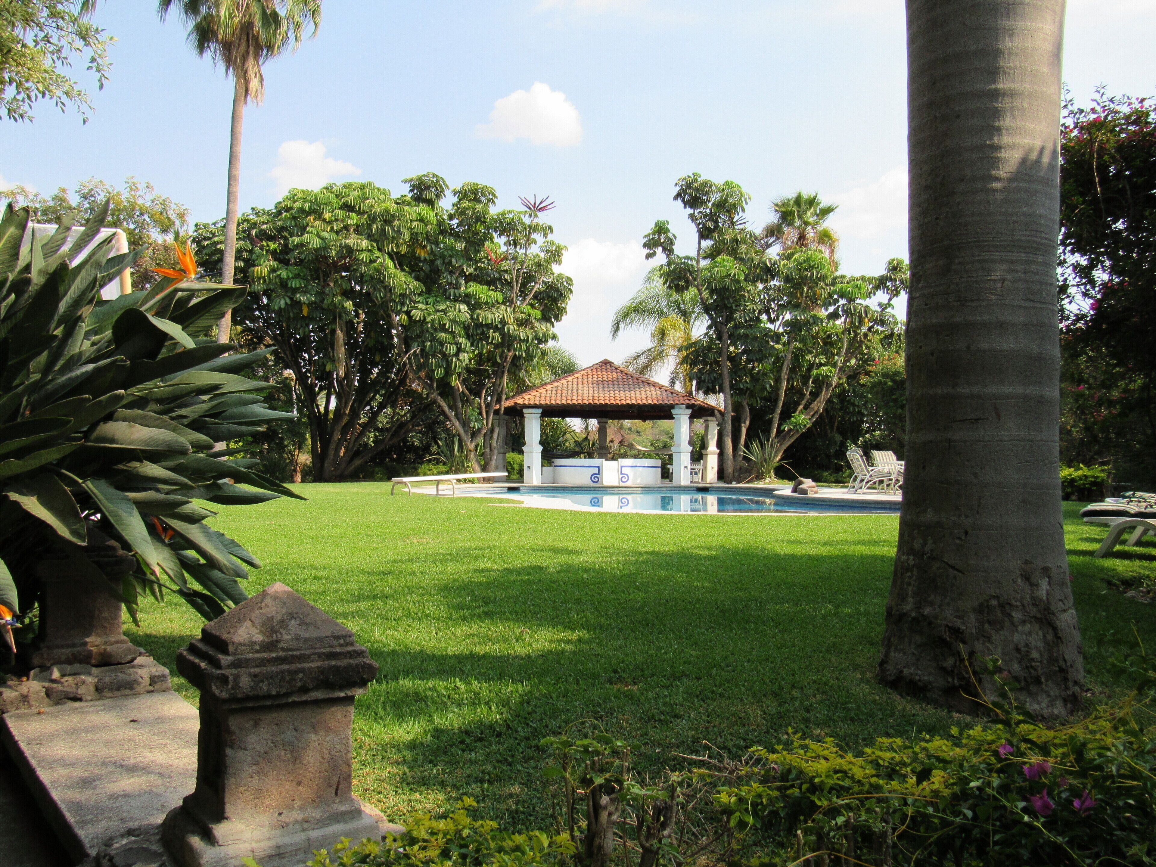 5,000 Meter Pool, Jacuzzi, And Large Garden Mexican 5,000-Meter Villa