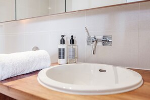 Ático, 2 habitaciones | Baño | Artículos de higiene personal gratuitos y toallas