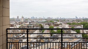 Stadtansicht von einem Balkon mit Metallgeländer.