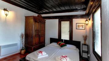 4 habitaciones, tabla de planchar con plancha y acceso a internet