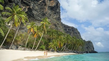 Plage, chaises longues, serviettes de plage