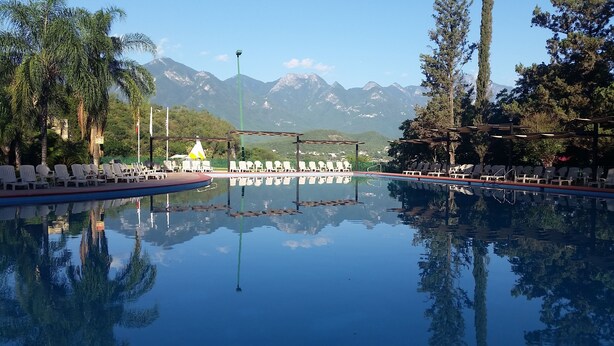 A pool with lounge chairs and a view of mountains. - Bahia Escondida, excelentes vacaciones en un paraiso!! (Santiago)