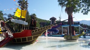 A water park with a pirate ship-themed water slide and a pool area. - Bahia Escondida, excelentes vacaciones en un paraiso!! (Santiago)