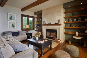 TV, fireplace, ping pong, books - Wine Down Mansion, Greenwich, Blue Mountains (Irish Town)