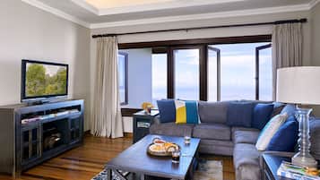 TV, fireplace, ping pong, books