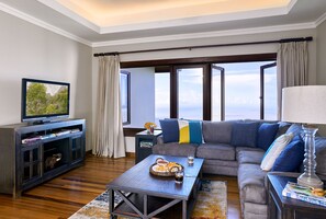 TV, fireplace, ping pong, books