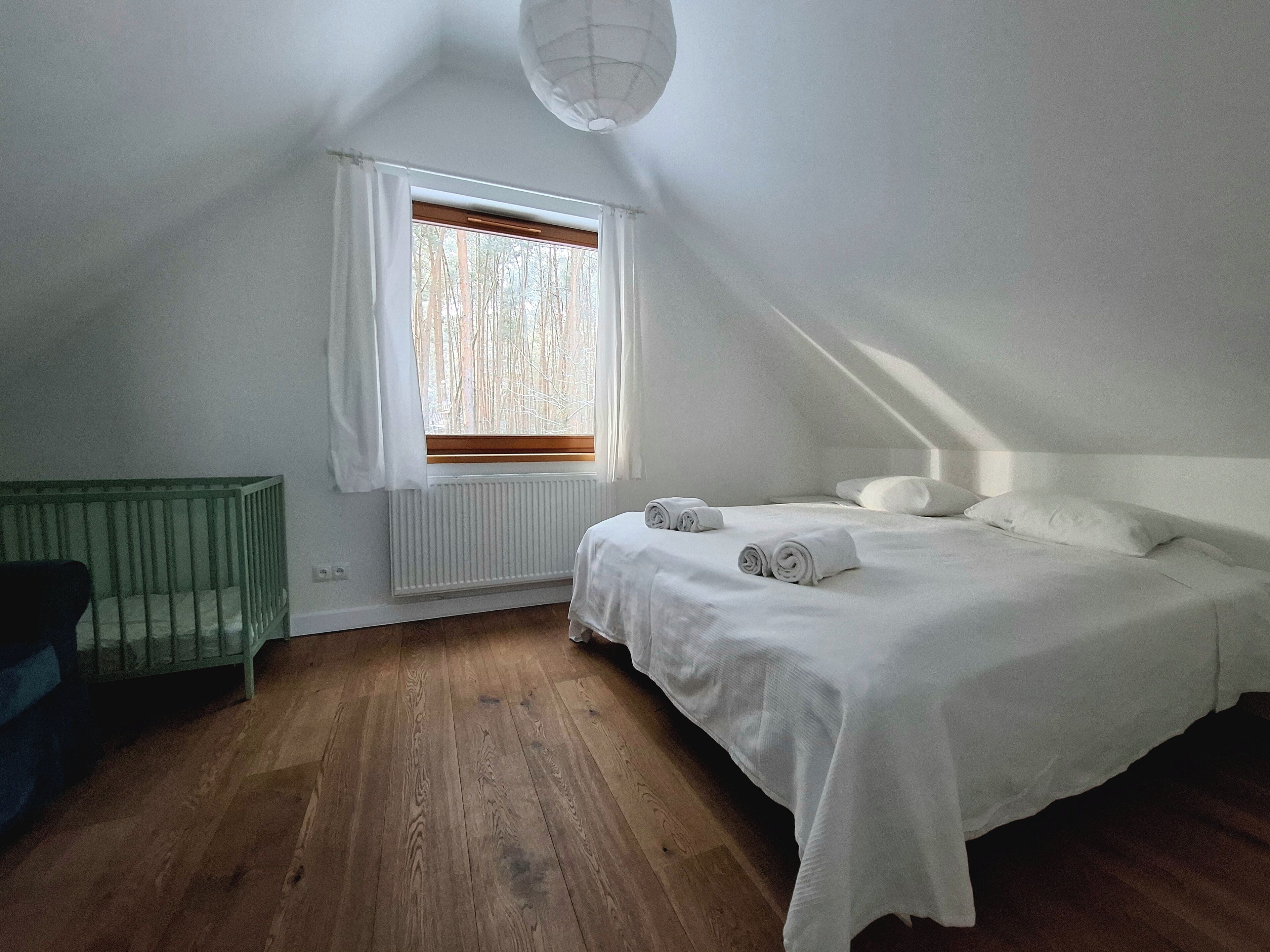 2 bedrooms, iron/ironing board, internet, bed sheets