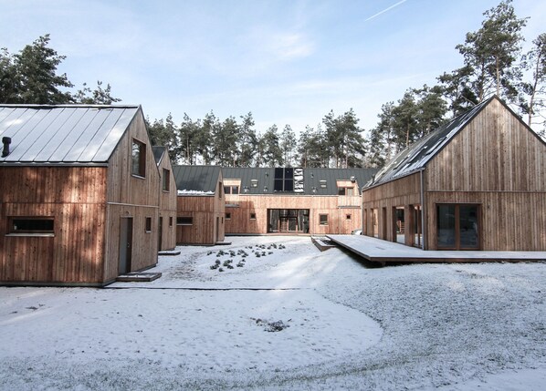 Exterior - 'Aqua cottage' in Small Family Friendly Resort In Forest upon Warta Rive (Osjaków)