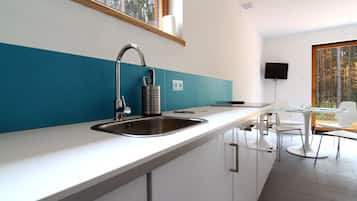 Geladeira, cooktop, lava-louças, cadeirão de bebê