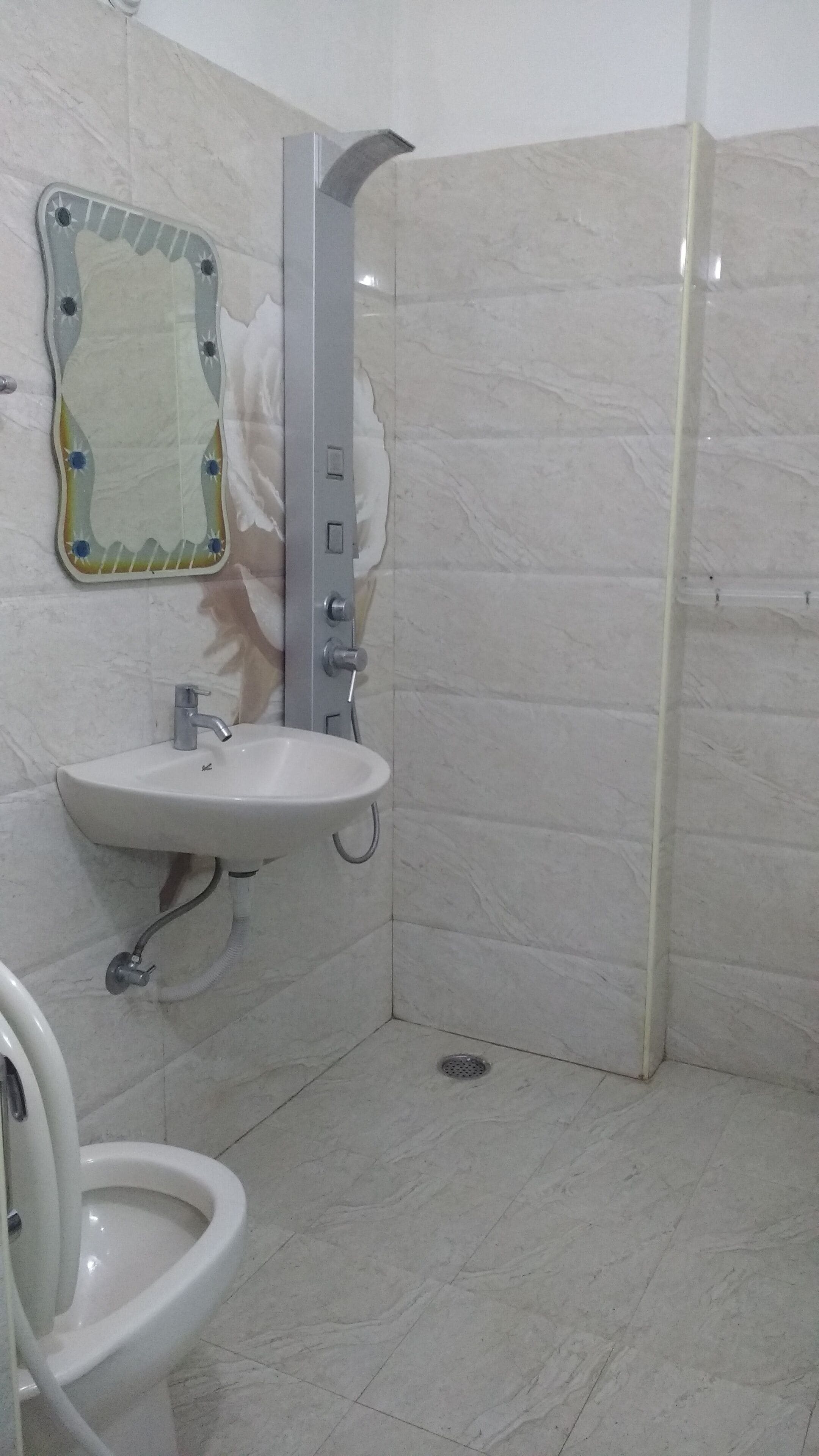 Shower, jetted bath, hair dryer, bidet