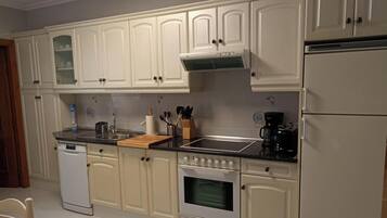 Een koelkast, een magnetron, een oven, een kookplaat