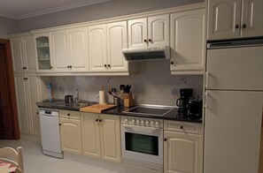 Fridge, microwave, oven, stovetop - Rural house in Segovia (Chañe)