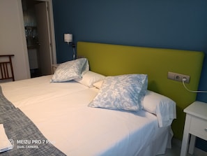 3 slaapkamers, een strijkplank/strijkijzer, gratis wifi, beddengoed