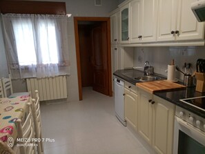 Jääkaappi, mikroaaltouuni, uuni, liesi
