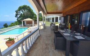 Outdoor dining - Heaven Villa - We are not on the water, we are above! (Port Antonio)