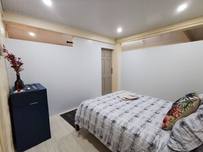 1 chambre, fer et planche à repasser, Wi-Fi gratuit, draps fournis