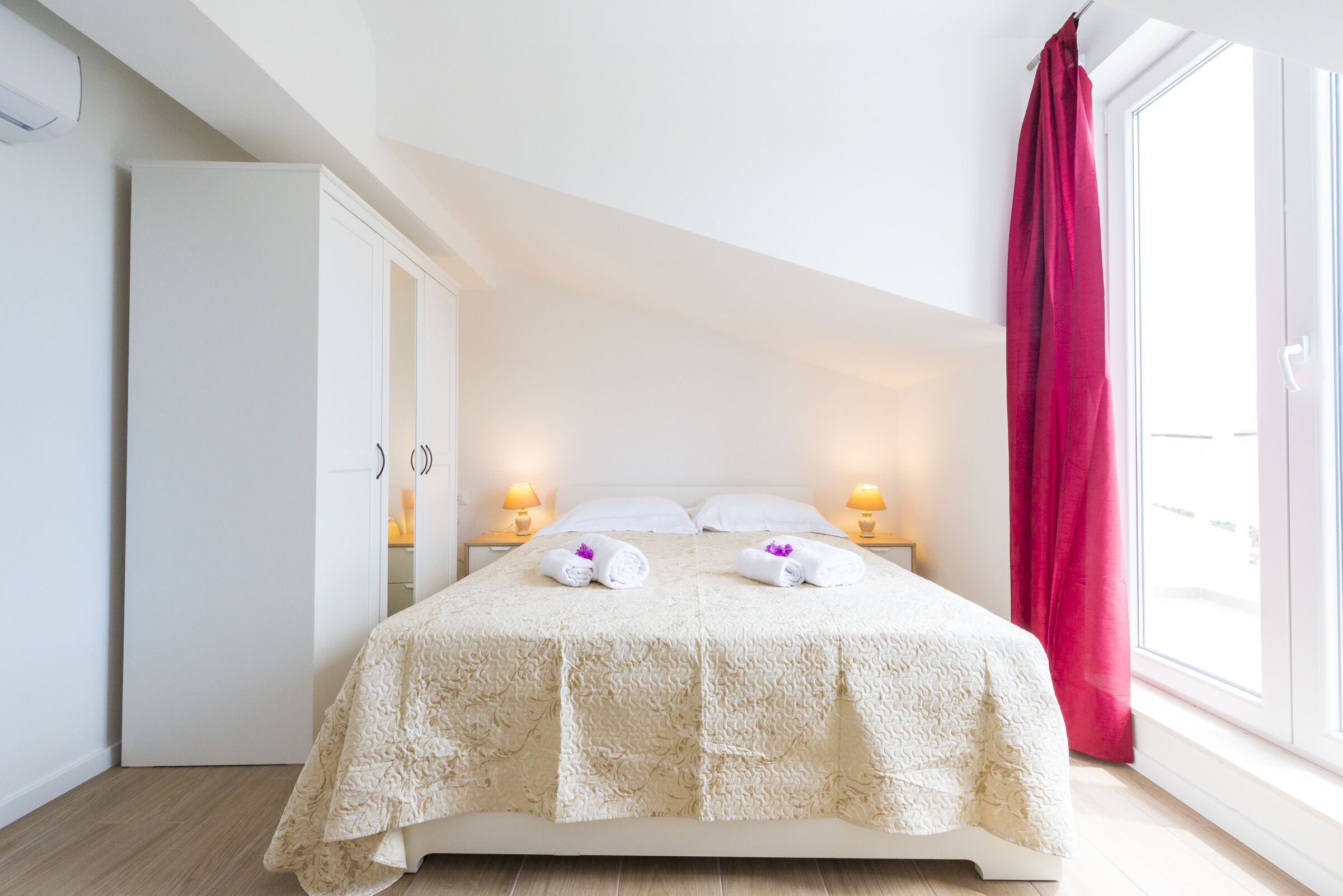 4 habitaciones, tabla de planchar con plancha, internet y ropa de cama 