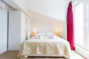 4 bedrooms, iron/ironing board, Internet, bed sheets