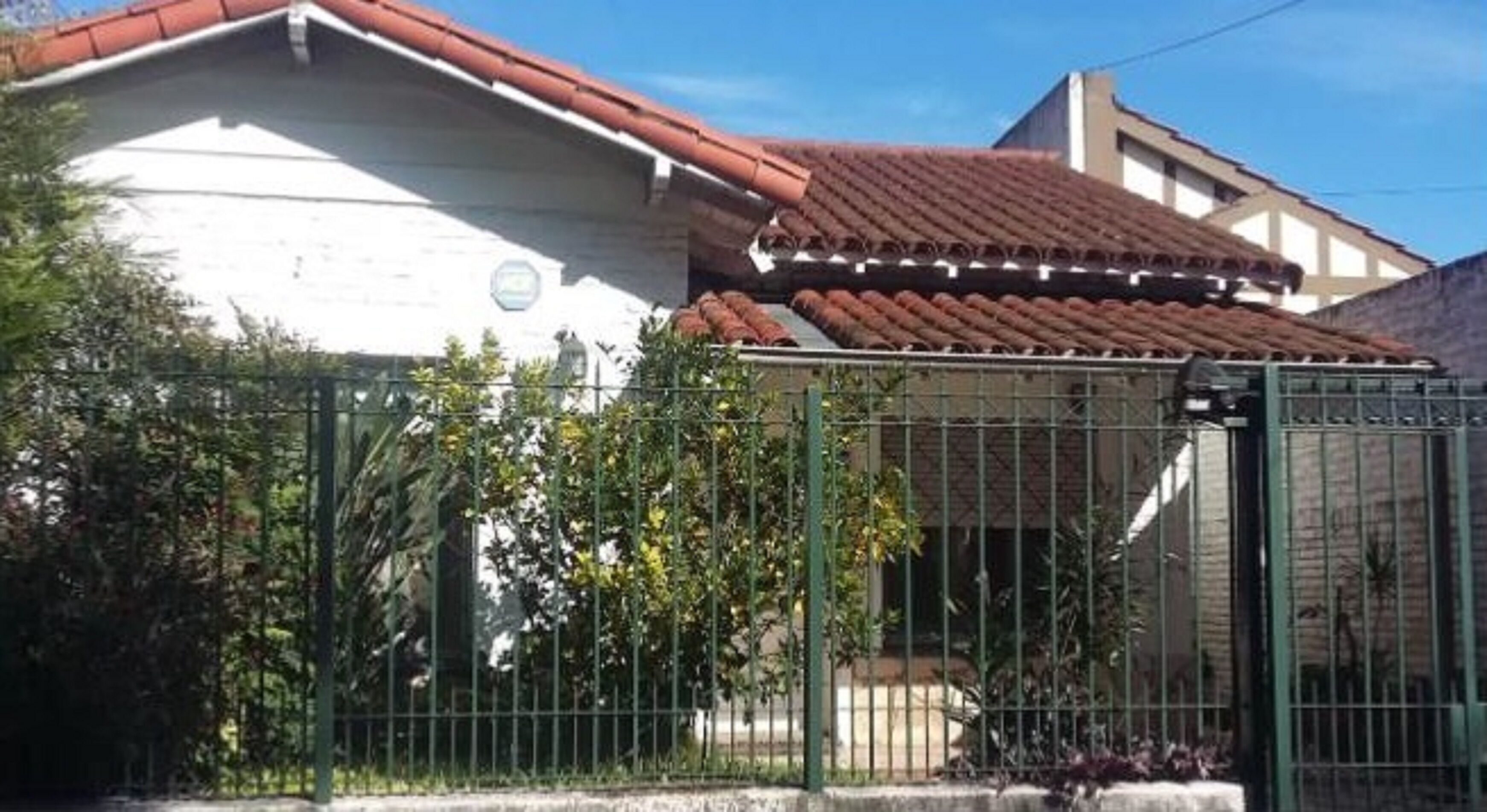 Very nice house with great garden, ideal green lovers.