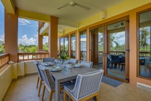 屋外ダイニングエリア