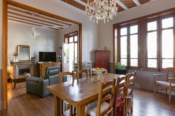 La salle a manger de la demeure de Louise , vaste et lumineuse.
