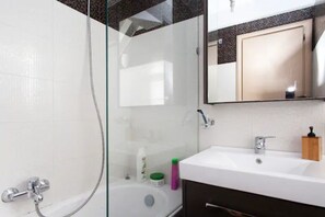 Bathtub, hair dryer, towels, shampoo - "Acro.Pool" Private Heated Pool w/ Acropolis View (Athina)