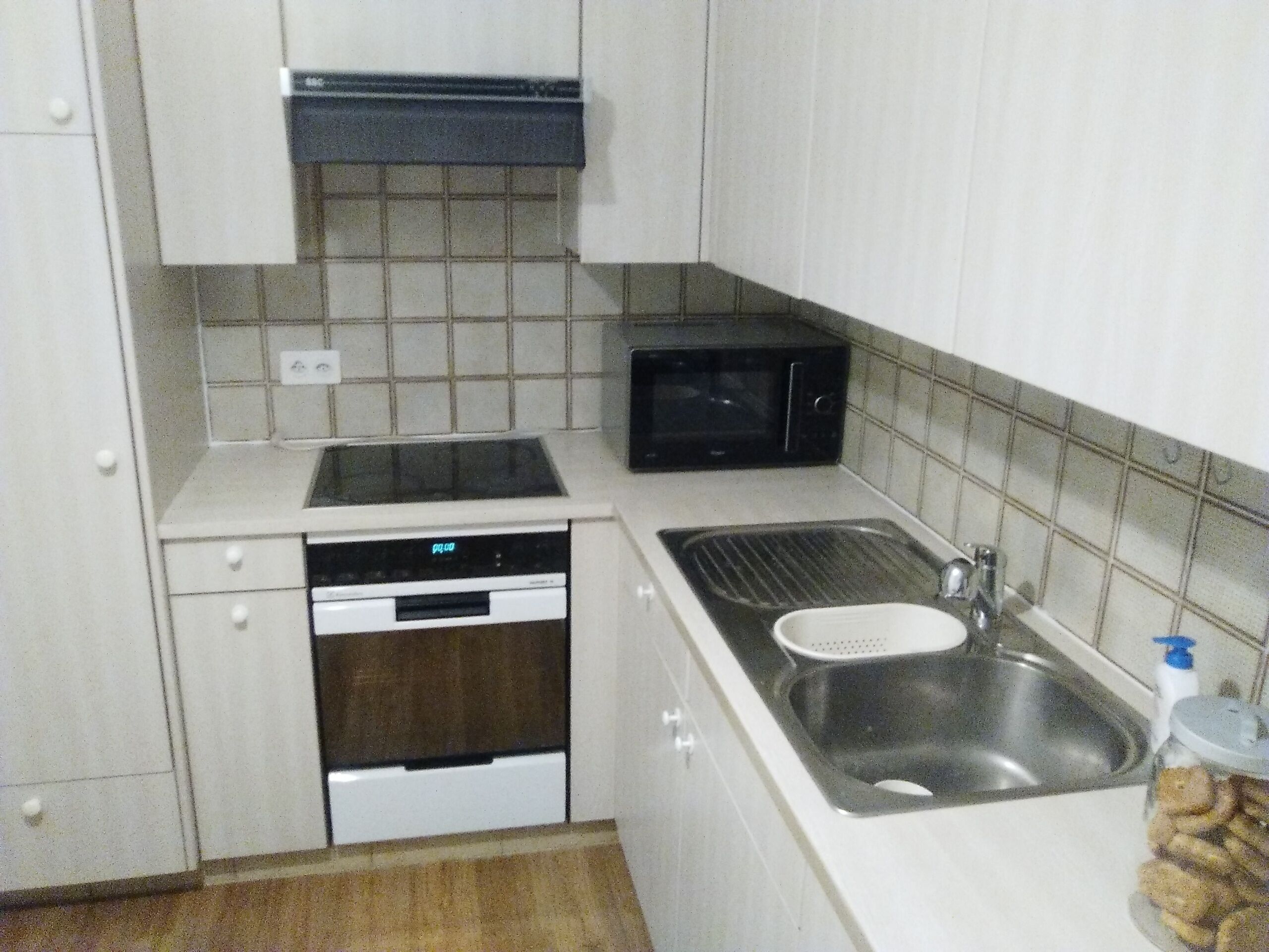 Lugano center apartment near train station box auto included