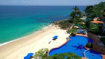 Plage, chaises longues, serviettes de plage