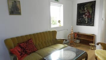 TV, fireplace, stereo